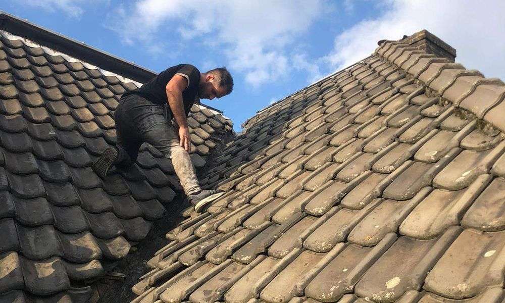 Daklekkage in Strijen herstellen